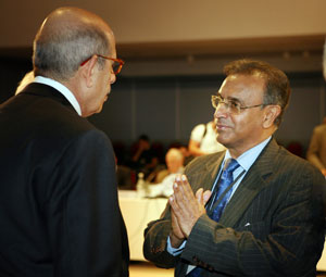 Глава МАГАТЭ Мохаммед Эль-Барадей и экс-замгенсека ООН Дханапала Джаянта на Международной конференции по предотвращению ядерной катастрофы в Люксембурге